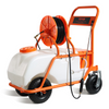 Pulverizador de césped a batería VEVOR con ruedas presión ajustable de 0 a 90 PSI tanque de 15 galones con 8 boquillas y 2 varillas batería de 12 V 12 Ah